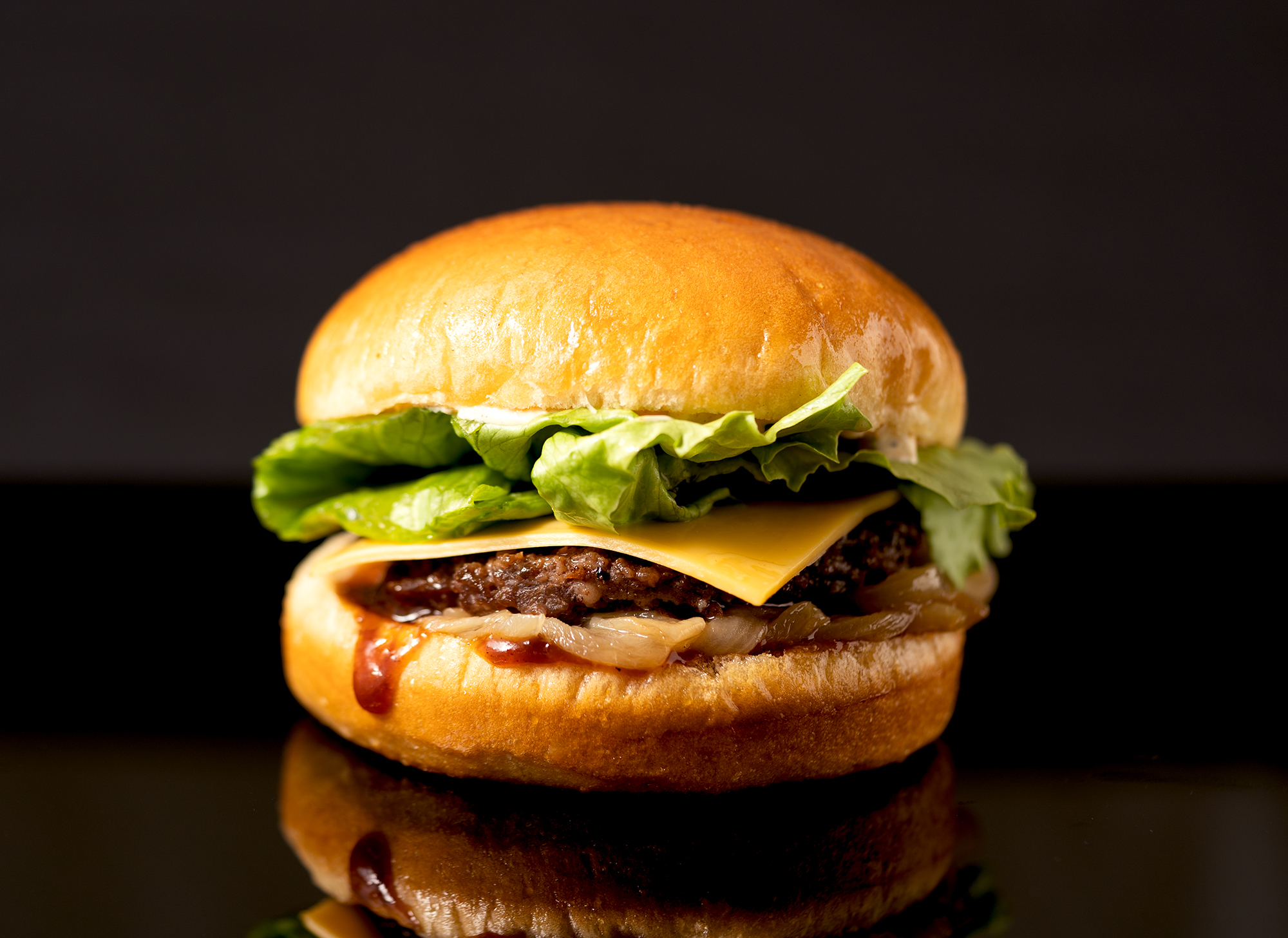 特製ビーフパティとチーズ、淡路島産玉ねぎを挟んだAWAJISHIMA BURGER WORKSのチーズバーガー